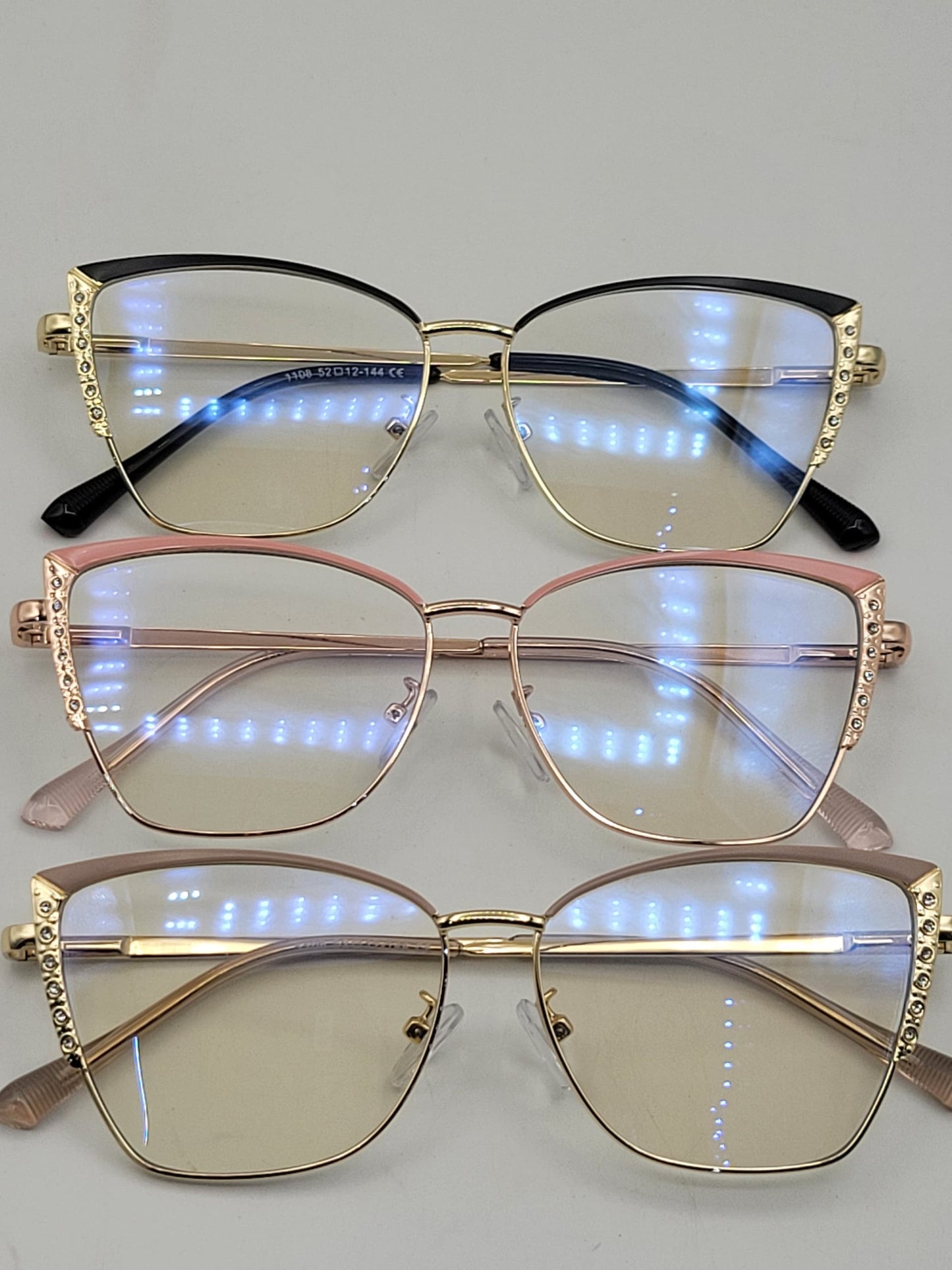 Lunettes anti reflet cat-eye géométriques.