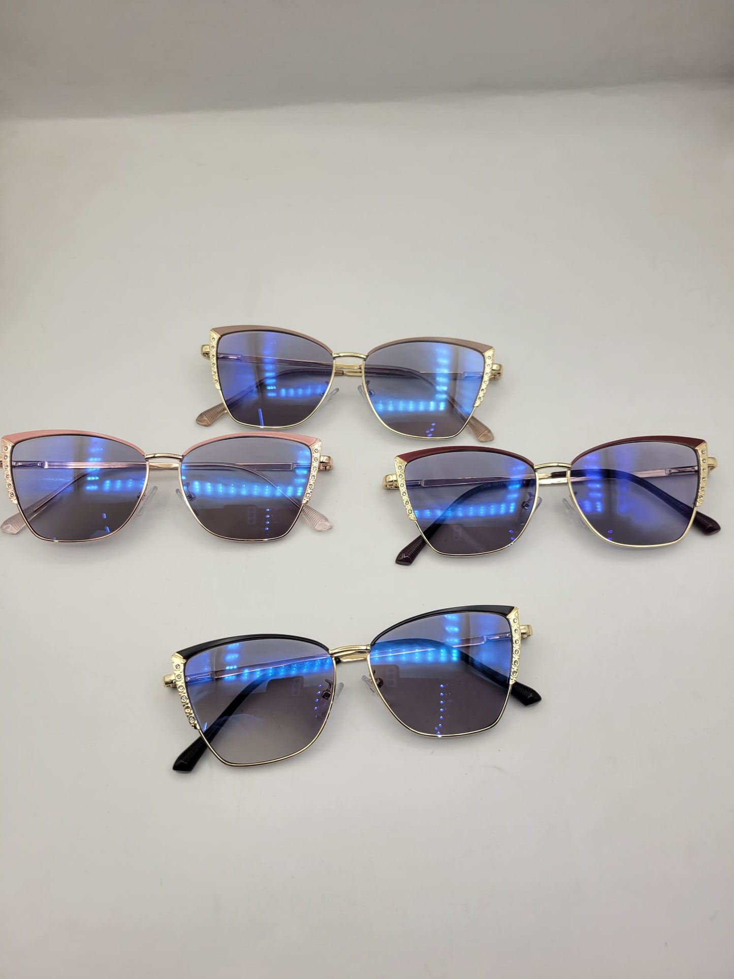 Lunettes anti reflet cat-eye géométriques.