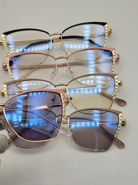 Lunettes anti reflet cat-eye géométriques.